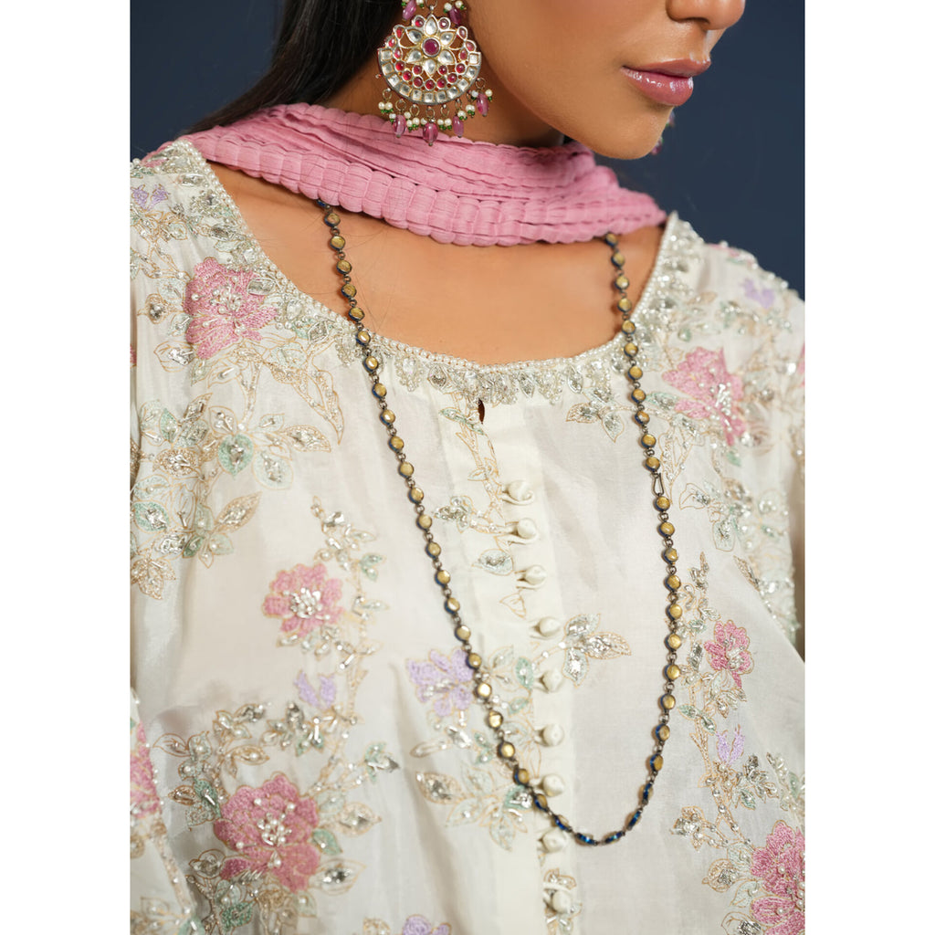 Gulnaar elegant outfit with vibrant traditional chunri dupatta.