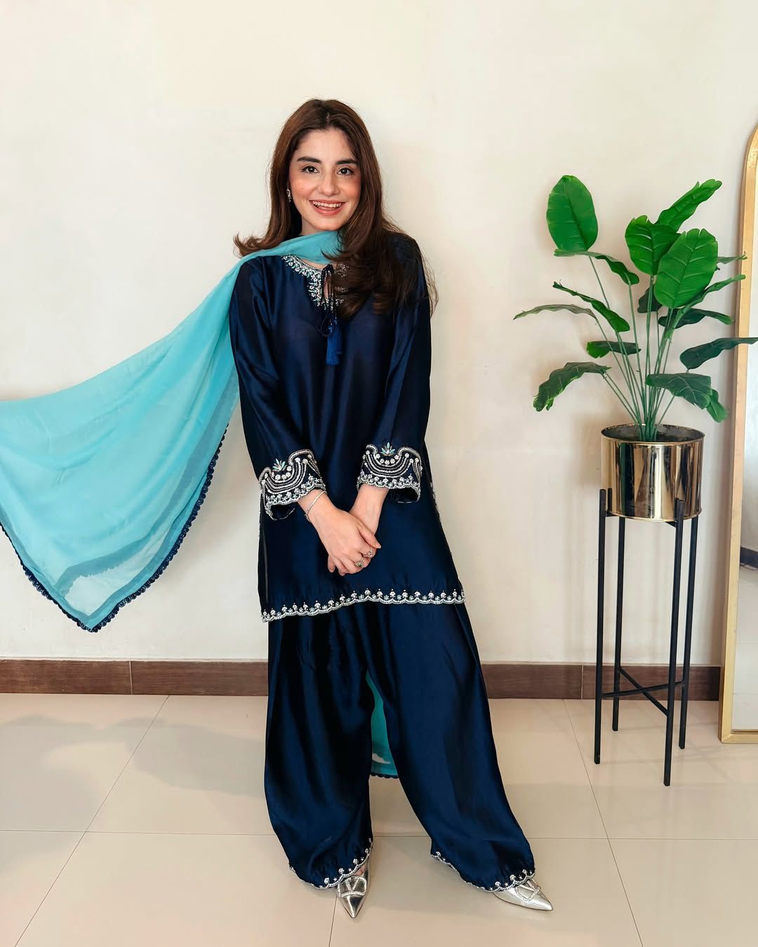 Mahrosh royal blue outfit with contrasting aqua blue dupatta.